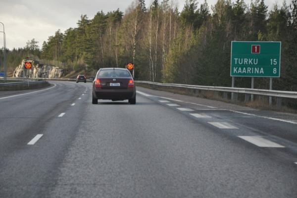 bilar kör på motorväg