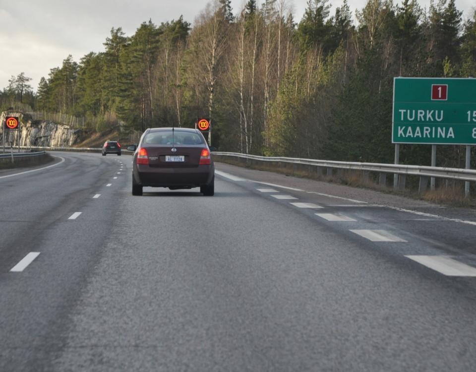 bilar kör på motorväg