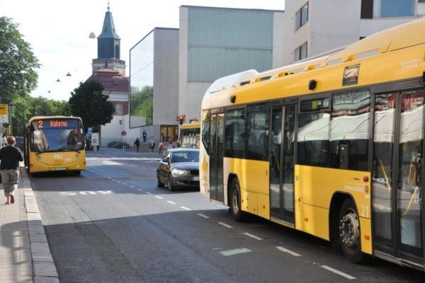 gula bussar kör längs gata