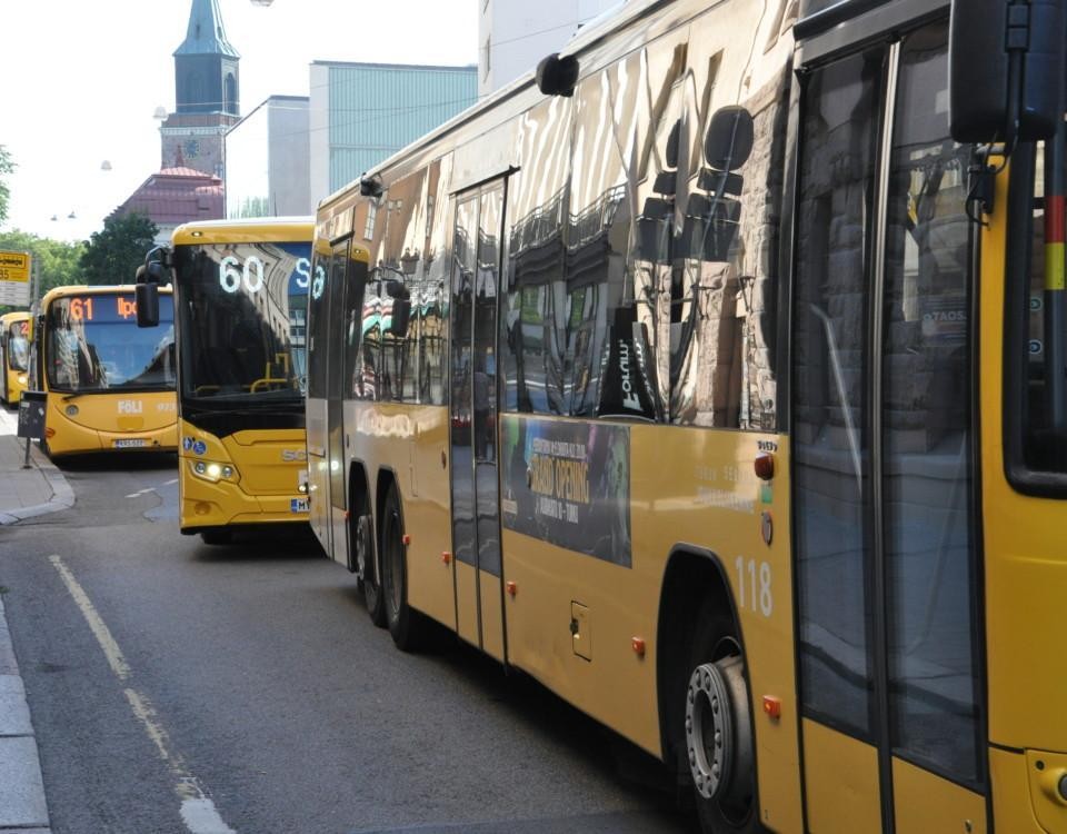 gula bussar i rad längs gatan