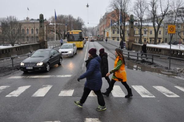 Fotgängare går över övergångsställe