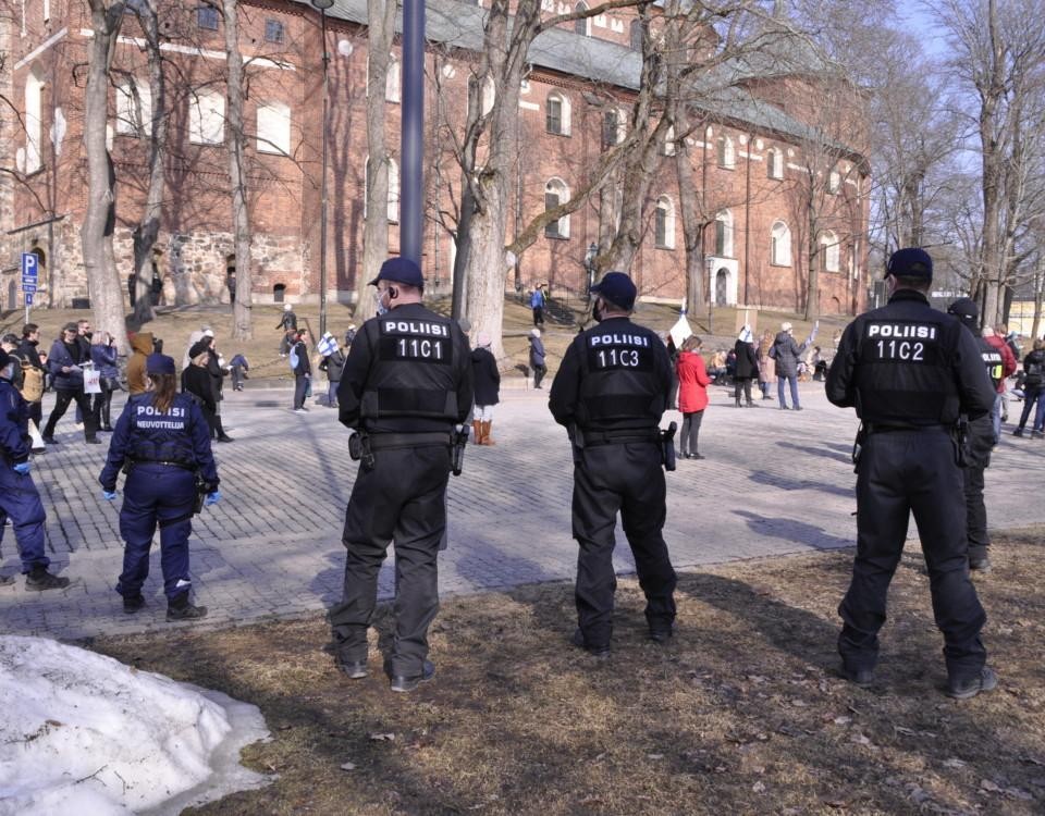 poliser framför en skvär