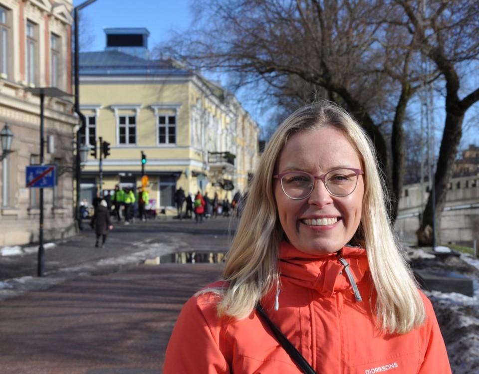 Kvinna på strandgata