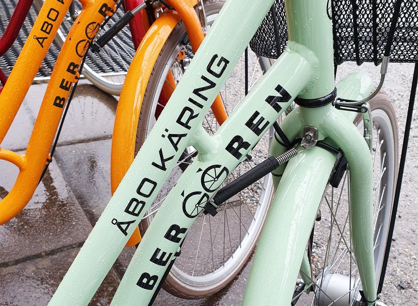 Detaljbild från en mintgrön cykel.