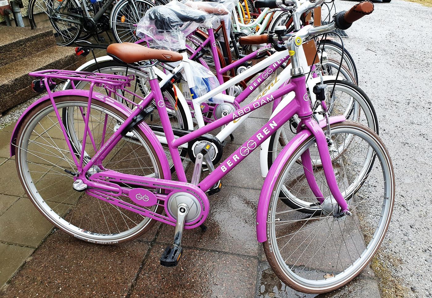 En lila cykel.