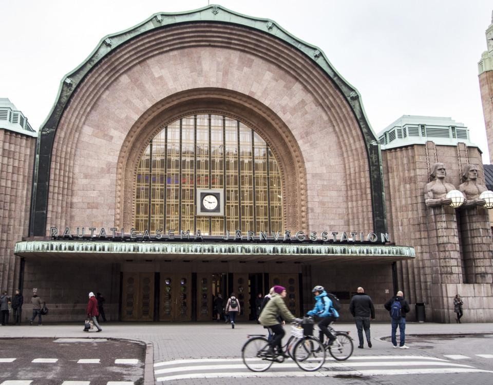 Järnvägsstationens fasad i Helsingfors.