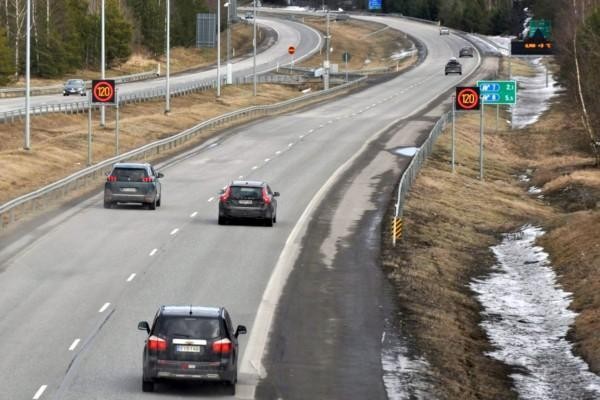 Bilar på motorväg