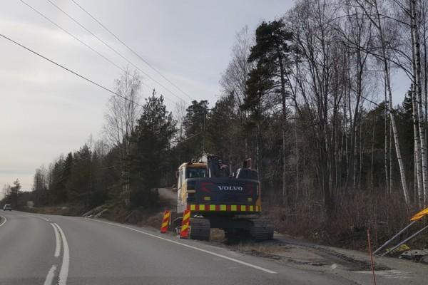 en grävmaskin vid en cykelväg