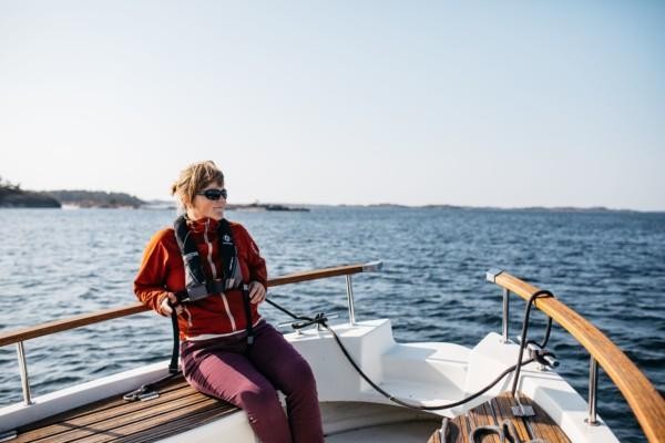 dam i fören av en båt i skärgården