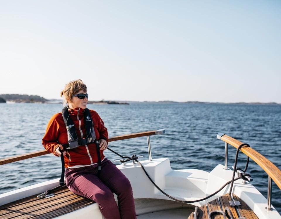 dam i fören av en båt i skärgården