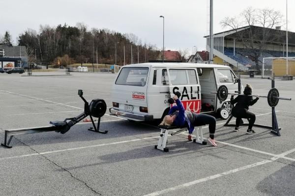 En paketbild med gymutrustning utanför.