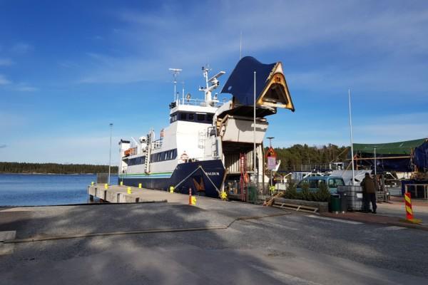 en förbindelsebåt i hamnen med bogvisiret uppe