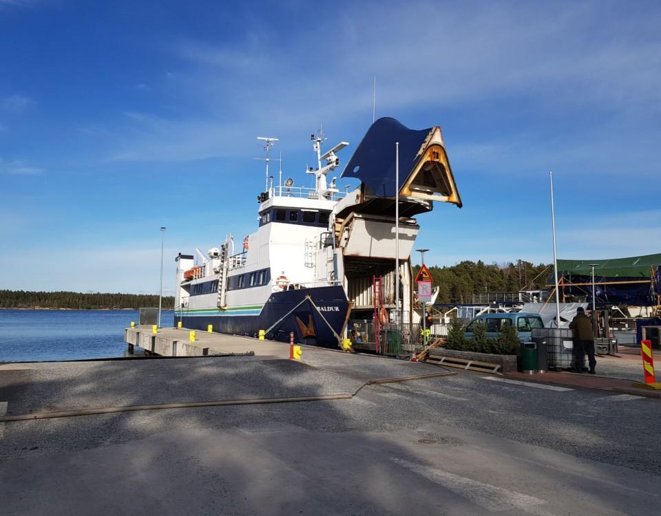 en förbindelsebåt i hamnen med bogvisiret uppe