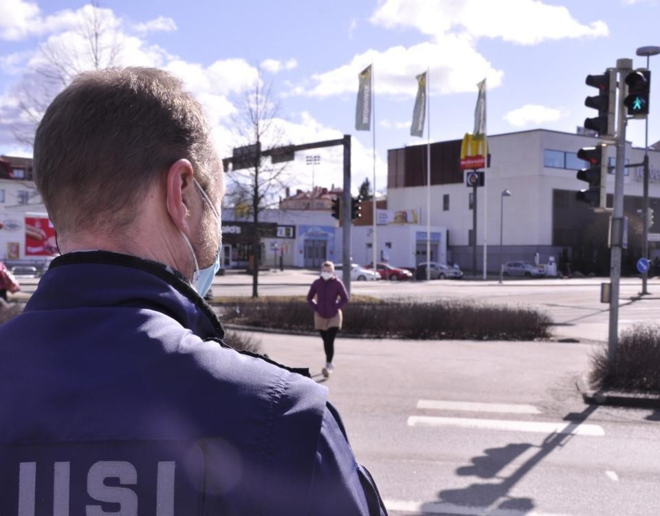 en polis vid ett övergångsställe