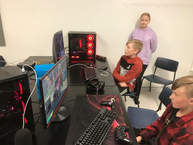 Barn sitter och spelar datorspel