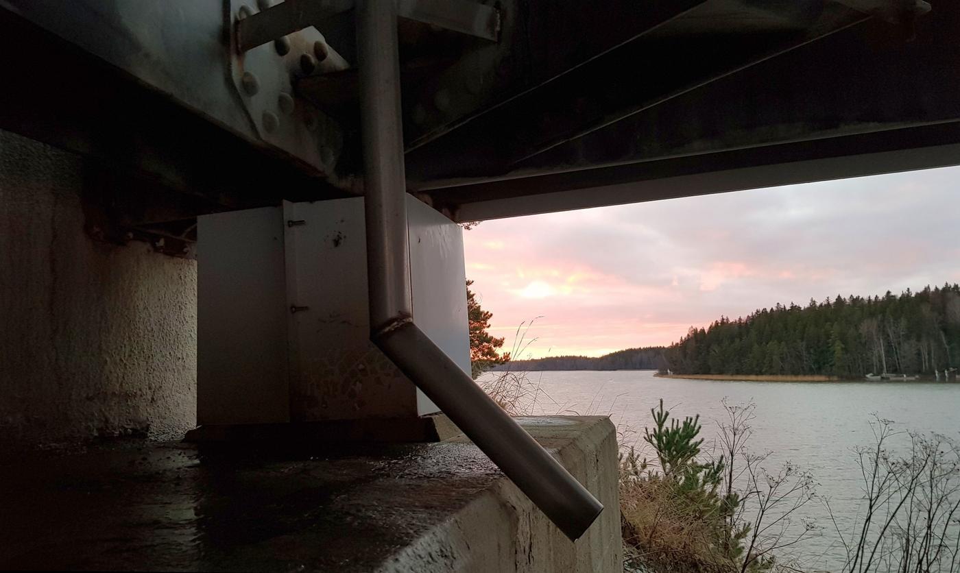 en solnedgång sedd från under en bro