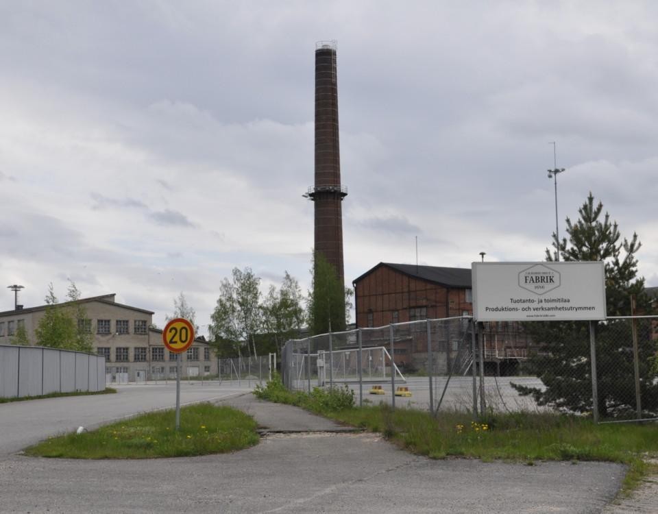 Gammalt fabriksområde med port och skylten Dalsbruks Fabrik