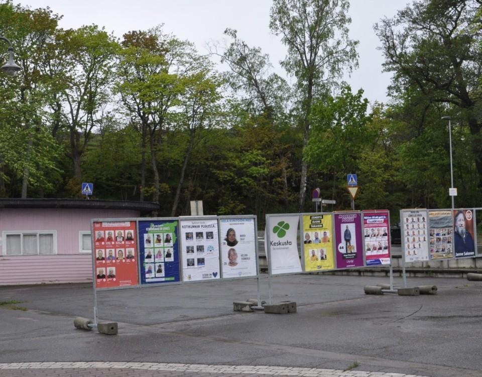 valaffischer på rad på ett torg