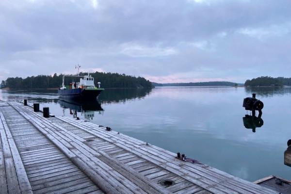 en förbindelsebåt i gryningen