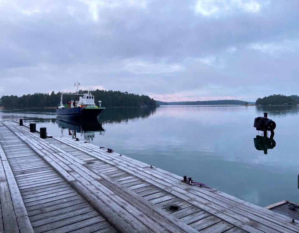 en förbindelsebåt i gryningen