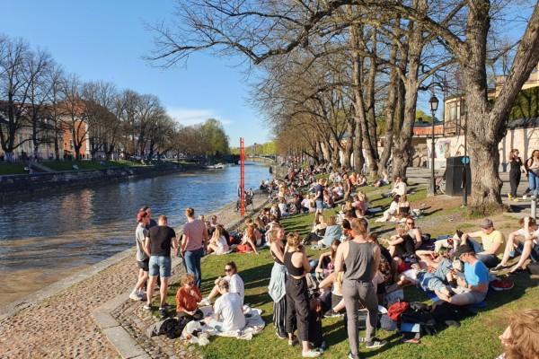 folk samlade längs åstranden i åbo