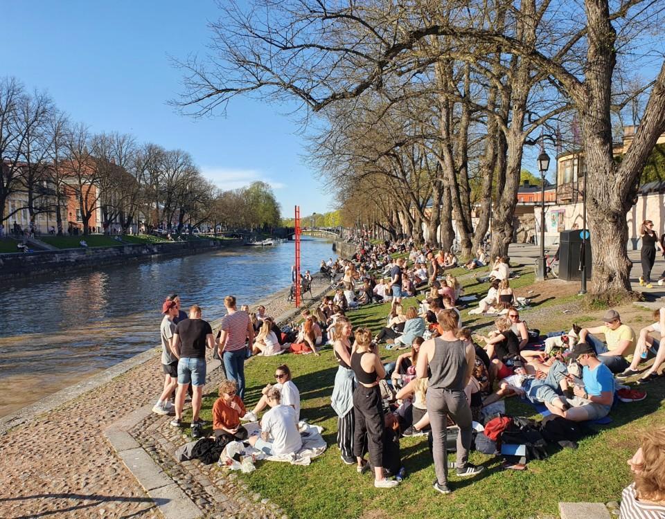 folk samlade längs åstranden i åbo