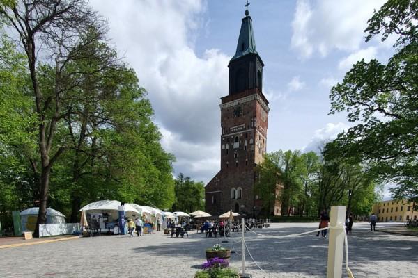 Domkyrkootorgets terrass, uteservering, domkyrkan i bakgrunden