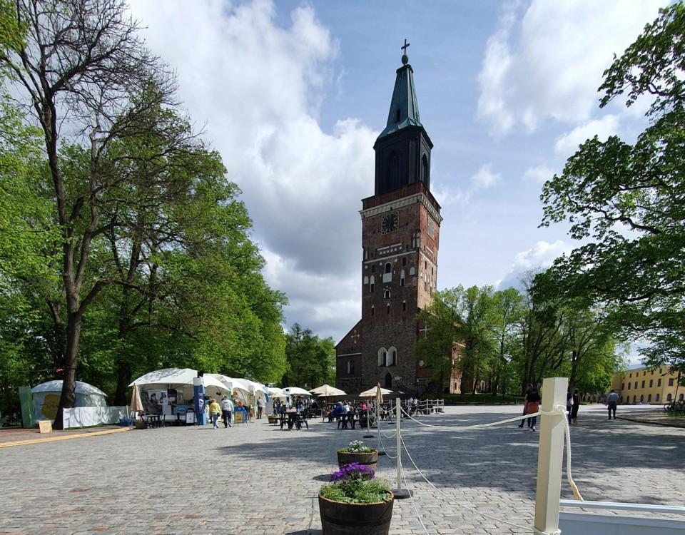 Domkyrkootorgets terrass, uteservering, domkyrkan i bakgrunden