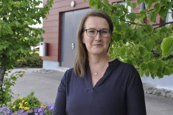 dam med grönska i bakgrunden