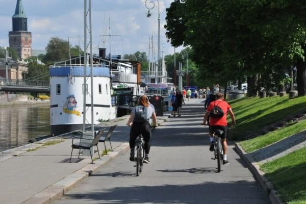 Två cyklister vid Aura å