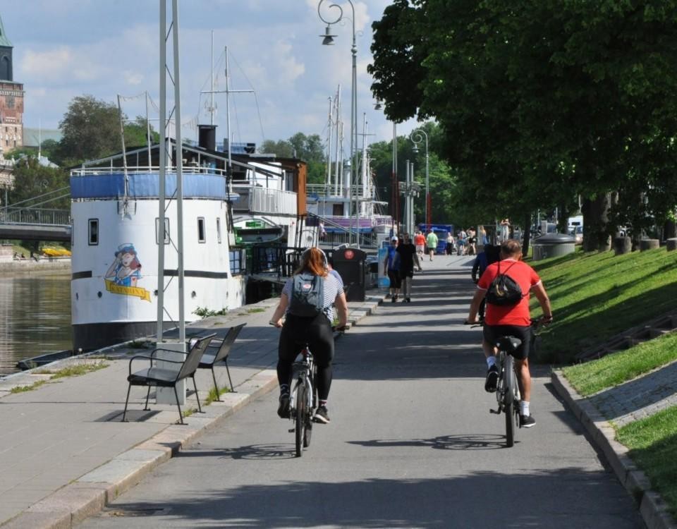 Två cyklister vid Aura å