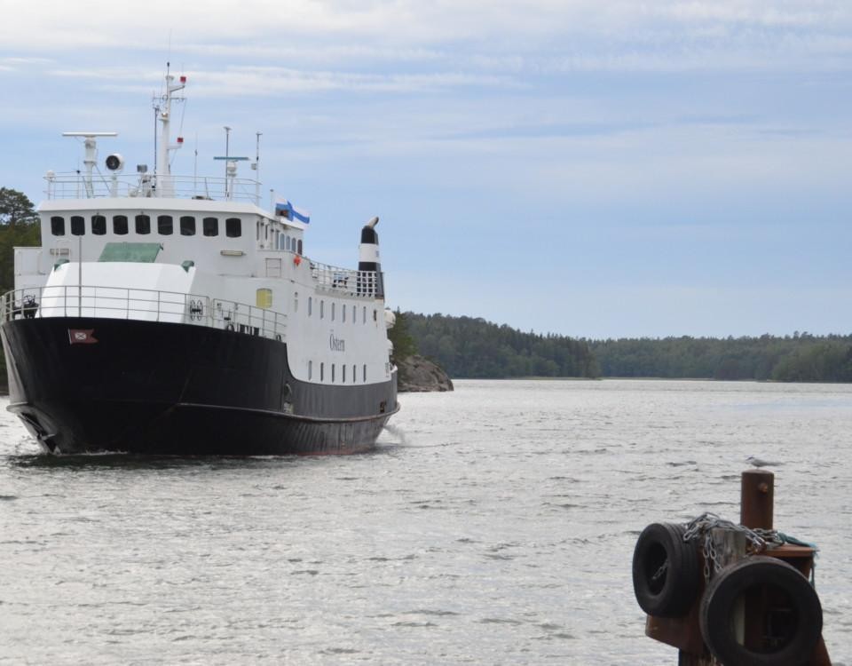 M/S Östern på väg mot Själö och en tärna som sitter på en påle i havet.