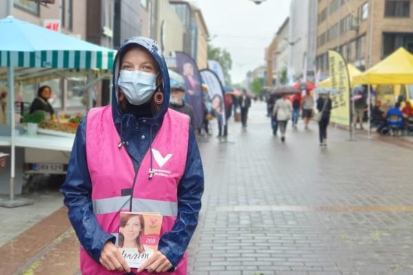 kvinna i regnkläder på gågatan