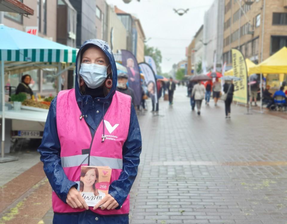 kvinna i regnkläder på gågatan