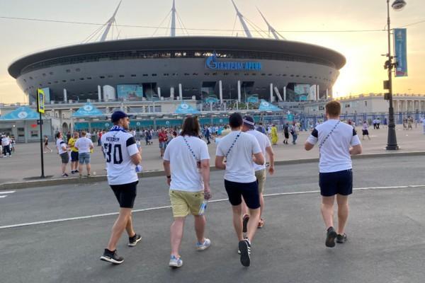 fotbollsfans utanför en arena