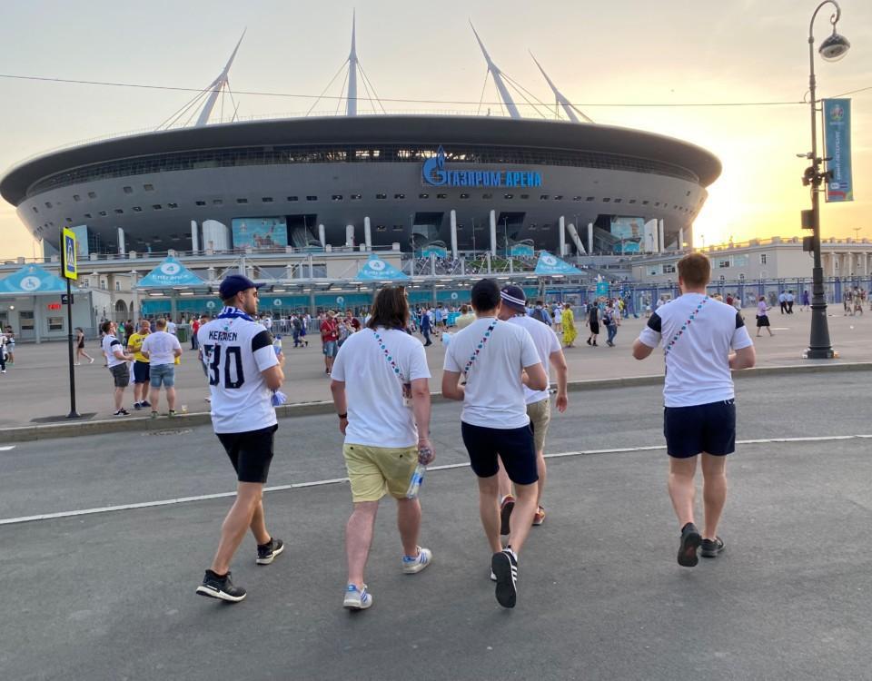 fotbollsfans utanför en arena