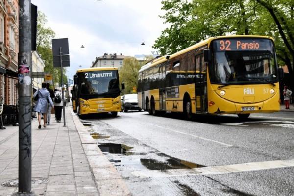 bussar på en gata