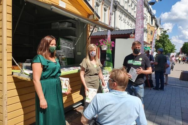 några människor i samspråk på gågatan