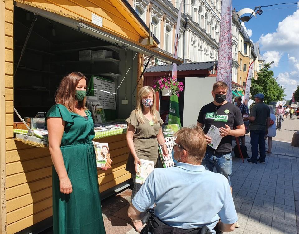 några människor i samspråk på gågatan