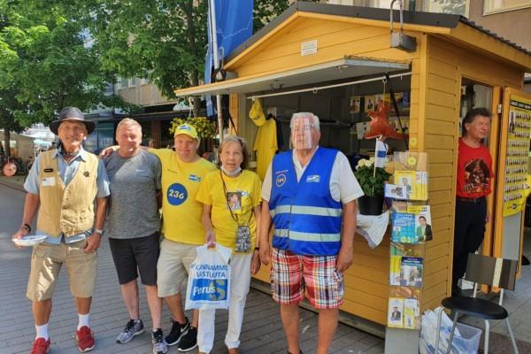 rad med gubbar på gågatan