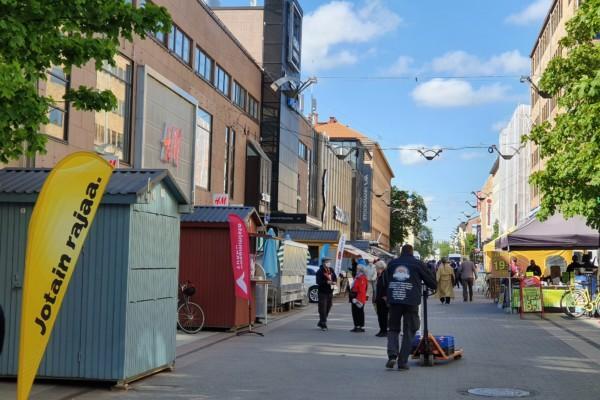 gågatan med några stånd med partiers reklam