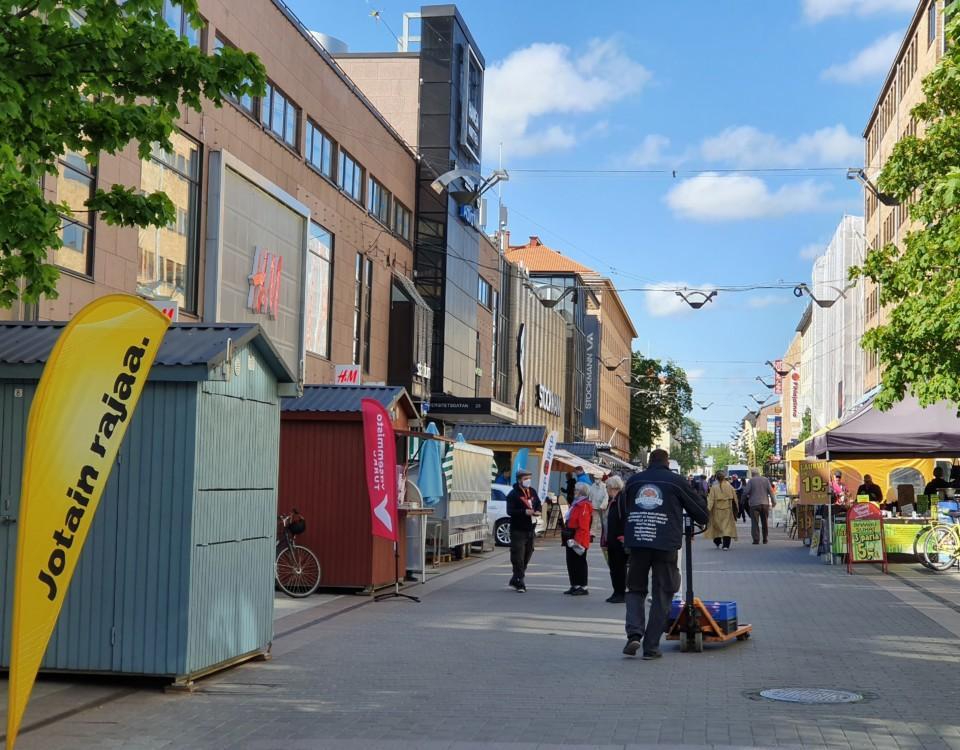 gågatan med några stånd med partiers reklam