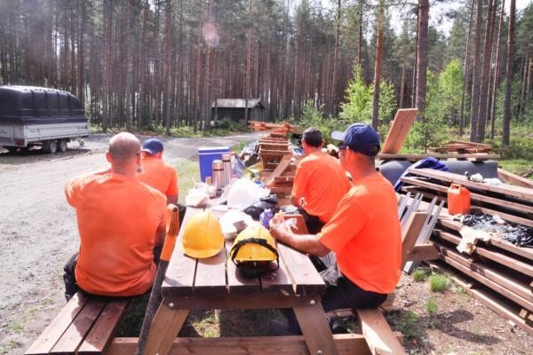 Fyra män äter lunch vid ett bord