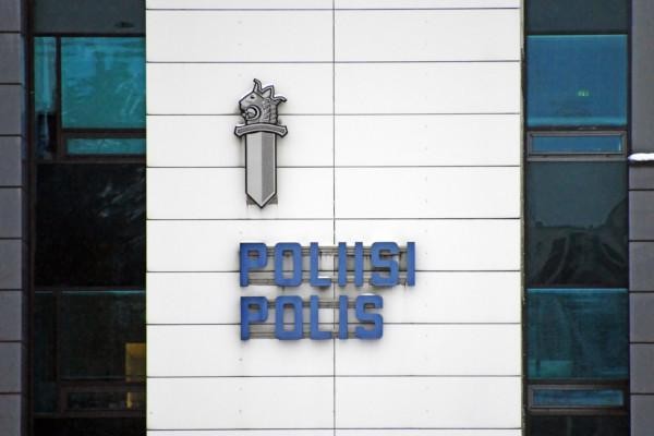 Skylt på vägg med texten "Poliisi - Polis"