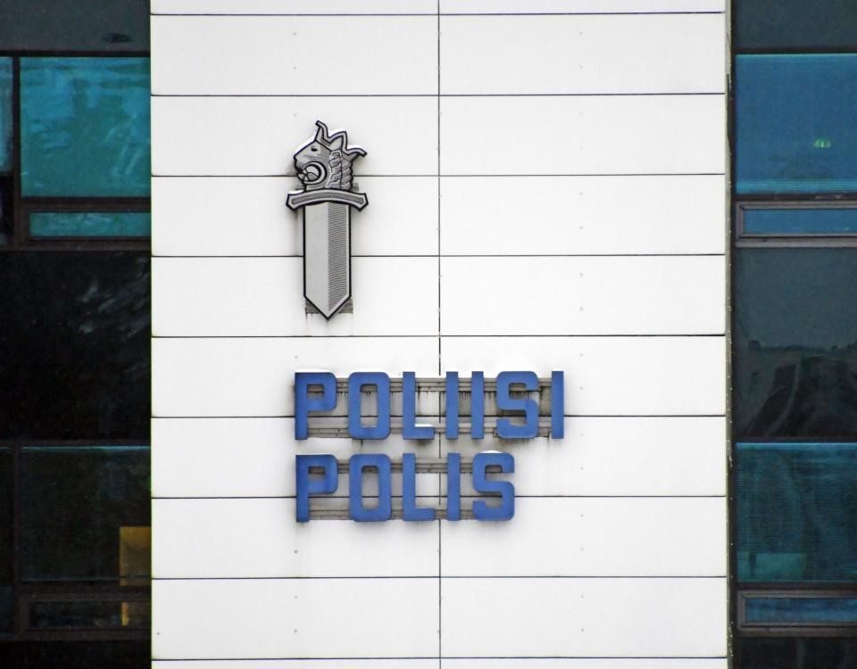 Skylt på vägg med texten "Poliisi - Polis"