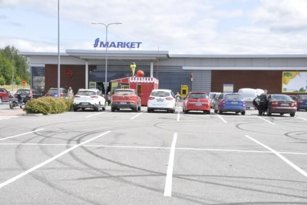 större parkeringsplats med märken efter sladdande bil.