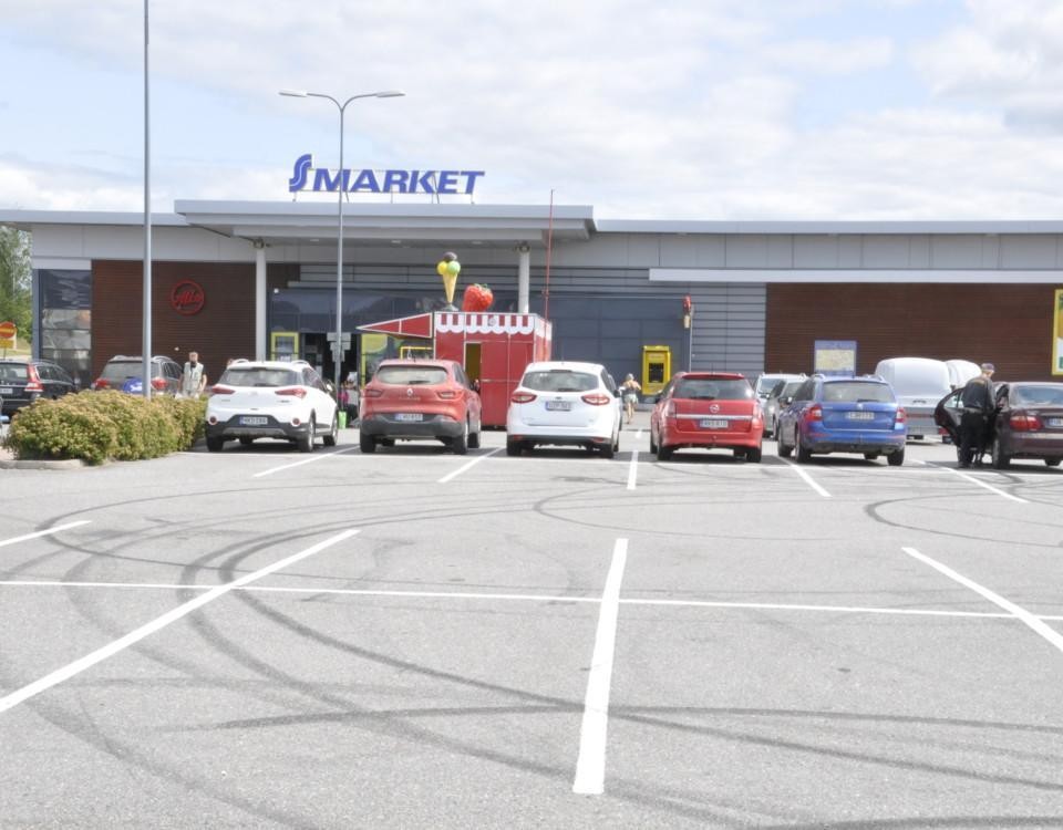 större parkeringsplats med märken efter sladdande bil.