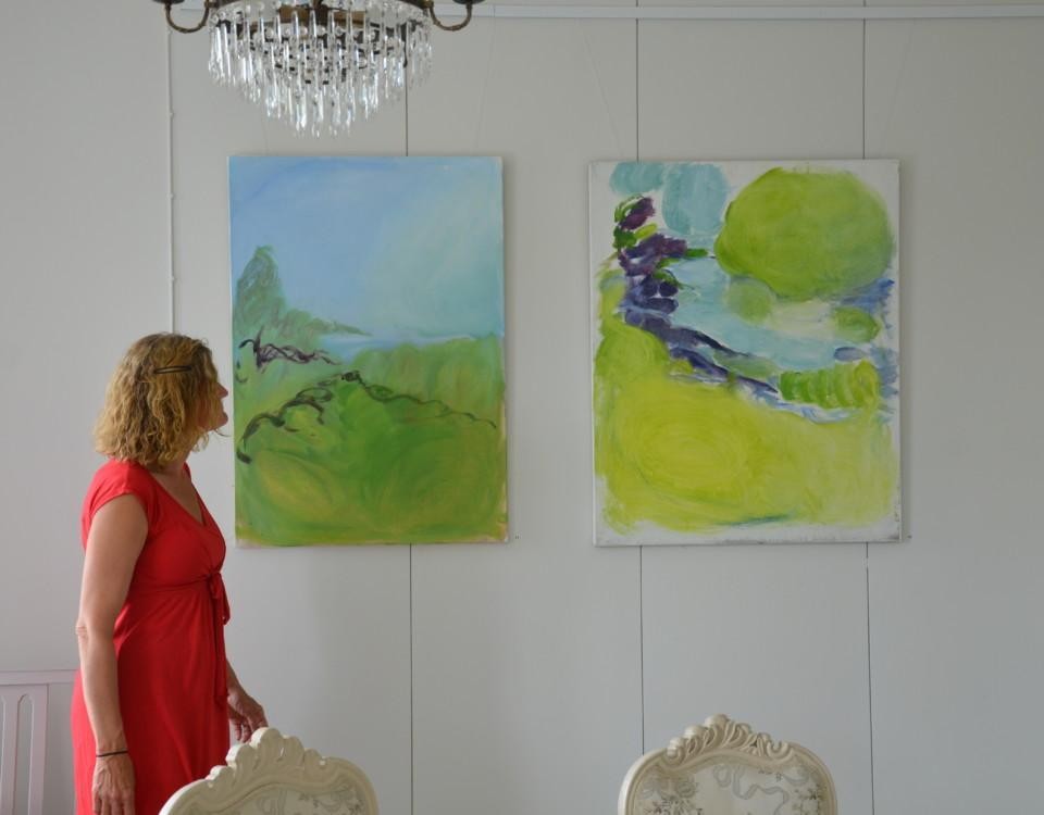 kvinna tittar på målningar