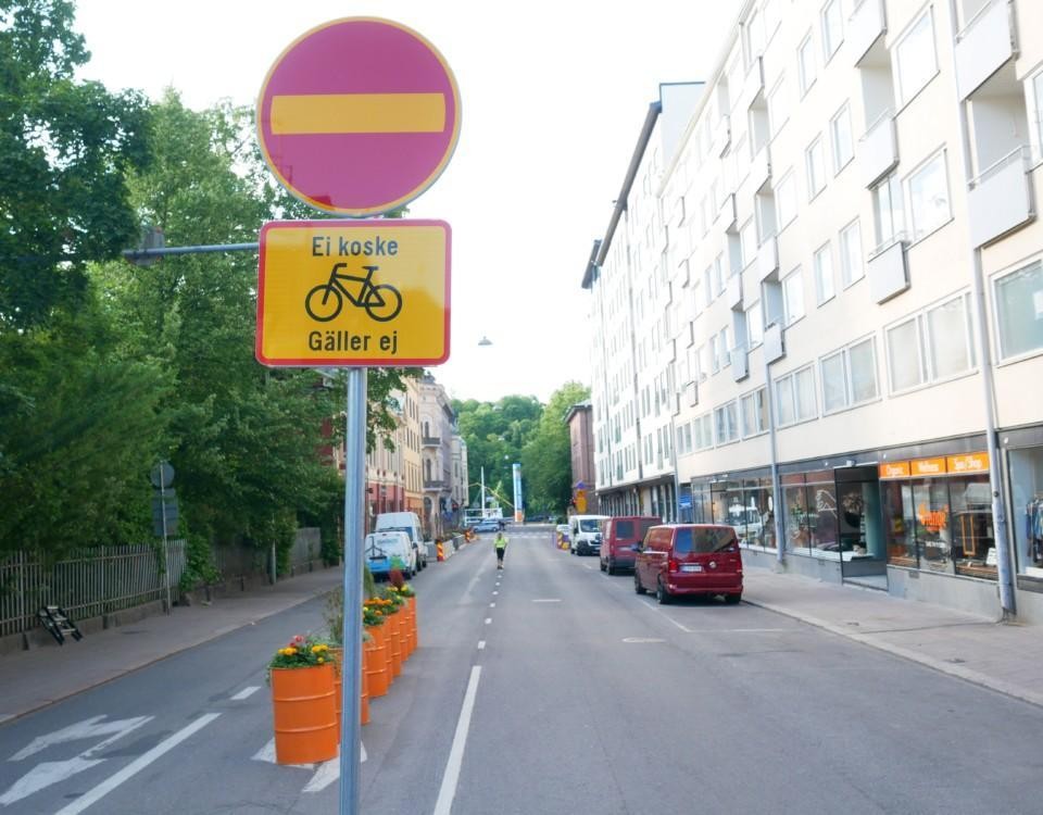 tom gata. i förgrunden trafikmärke som förbjuder motortrafik.