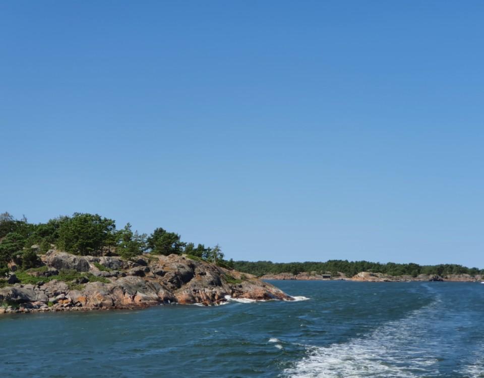 klippiga öar vid havet